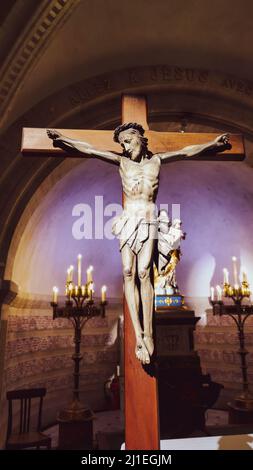 Statua religiosa all'interno della basilica di notre dame de la garde a Marsiglia Foto Stock