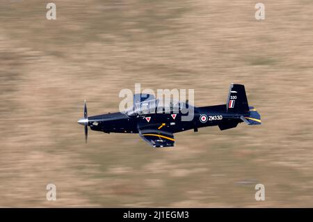 ZM330 Beechcraft T-6C Texan T.1 volo di addestramento di basso livello, Mach Loop, Galles Foto Stock