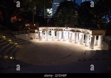 Piazza Olimpica arena, Hong Kong Park (Central). Bellissimo scatto notturno di questo luogo che simboleggia lo spirito olimpico. febbraio 2022. Foto Stock