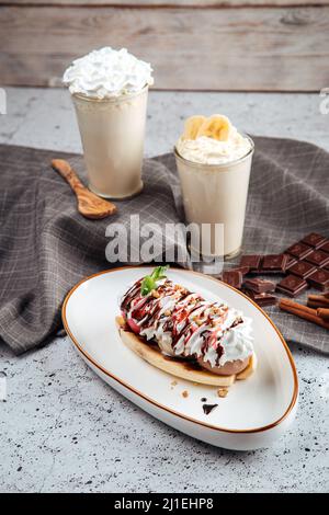 Dessert alla banana con noci e milkshake Foto Stock