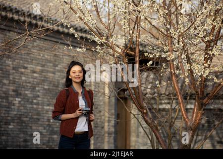 Giovane studentessa femminile cinese al di fuori di una casa cortile - foto di scorta Foto Stock