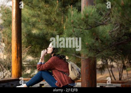 Femmina turista che riposa in un parco - foto di scorta Foto Stock