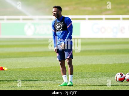 Inglese Raheem Sterling durante una sessione di allenamento al St George's Park, Burton-upon-Trent. Data foto: Venerdì 25 marzo 2022. Foto Stock