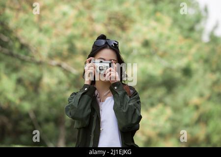 Femmina turista scattando foto da pineta - foto di scorta Foto Stock
