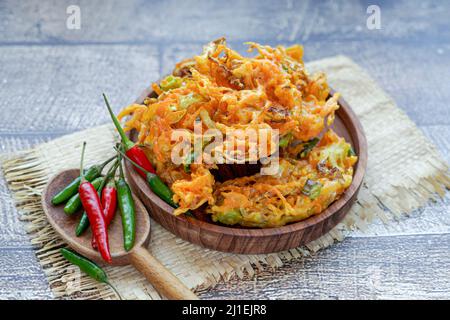 Frittelle di verdure indonesiane Bakwan Sayur Foto Stock