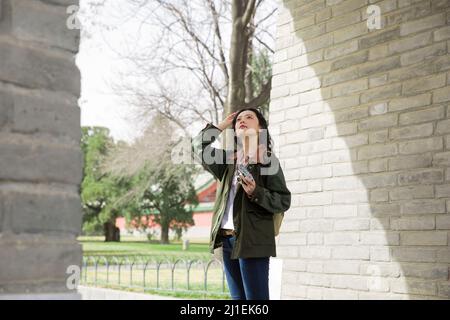 Giovane studentessa universitaria femminile sotto l'arco dell'antica cinta muraria - foto di archivio Foto Stock