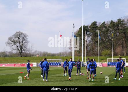 Giocatori inglesi durante una sessione di allenamento al St George's Park di Burton-upon-Trent. Data foto: Venerdì 25 marzo 2022. Foto Stock