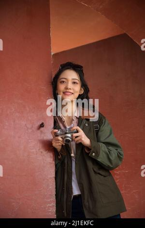 Giovane turista femmina sotto l'arco rosso - foto di scorta Foto Stock