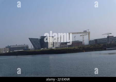 Titanic Belfast museo e gru da tutta Belfast Lough Foto Stock