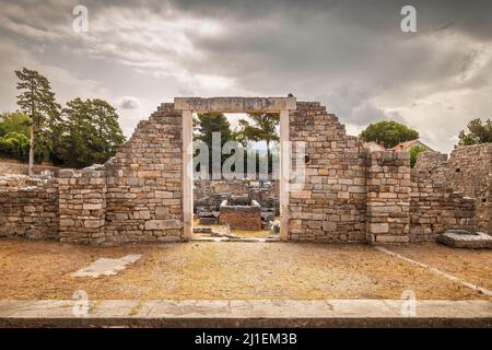 Rovine archeologiche di edifici romani di insediamento nel Solin, vicino a Spalato città, Croazia, Europa. Foto Stock