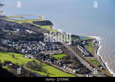 Sopra Llanfafechan visto dalla cava di Penmaenmawr. La A55 North Wales Expressway corre lungo la costa. Llanfafechan Conwy Galles del nord Gran Bretagna Foto Stock