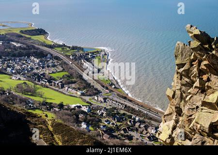 Sopra Llanfafechan visto dalla cava di Penmaenmawr. La A55 North Wales Expressway corre lungo la costa. Llanfafechan Conwy Galles del nord Gran Bretagna Foto Stock