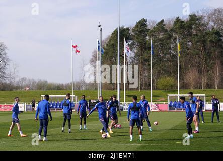 Giocatori inglesi durante una sessione di allenamento al St George's Park di Burton-upon-Trent. Data foto: Venerdì 25 marzo 2022. Foto Stock