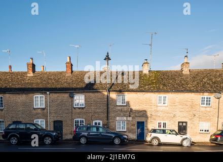 Case in pietra di Cotswold con antenna TV sul tetto, città di Cotswold Tetbury, Gloucestershire, Regno Unito Foto Stock