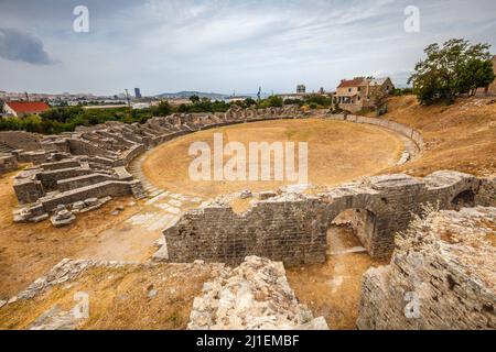 Rovine dell'anfiteatro di insediamento archeologico romano nel Solin, vicino alla città di Spalato, Croazia, Europa. Foto Stock