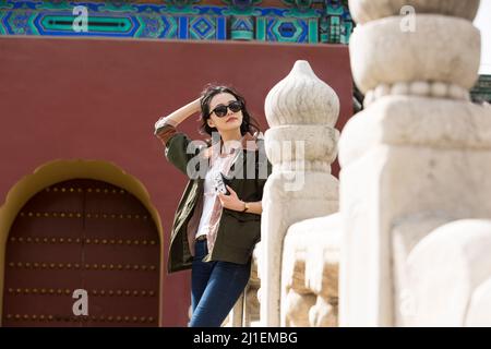 Giovane donna turistica scattare foto su ponte antico arco - foto di scorta Foto Stock