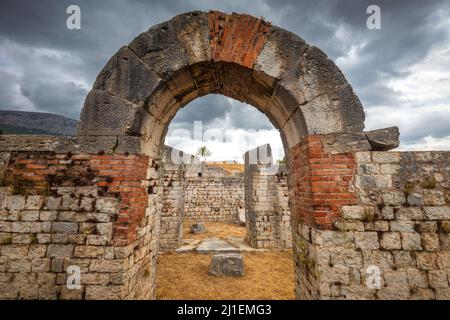 Rovine archeologiche di edifici romani di insediamento nel Solin, vicino a Spalato città, Croazia, Europa. Foto Stock