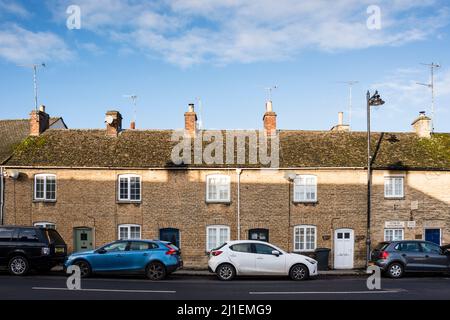 Case in pietra di Cotswold con antenna TV sul tetto, città di Cotswold Tetbury, Gloucestershire, Regno Unito Foto Stock