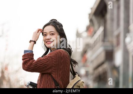 Primo piano ritratto di giovane studentessa universitaria femminile in strada della città di Pechino - foto di scorta Foto Stock