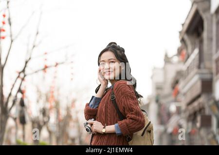 Primo piano ritratto di giovane studentessa universitaria femminile in strada della città di Pechino - foto di scorta Foto Stock