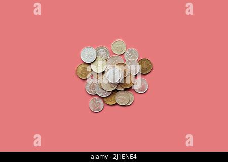 Mucchio di rubli russi sporchi monete su sfondo rosa. Foto Stock
