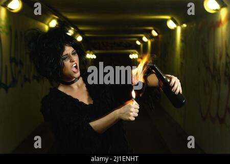 Freaky donna con una bomba a benzina nelle sue mani Foto Stock