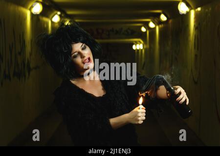 Freaky donna con una bomba a benzina nelle sue mani Foto Stock