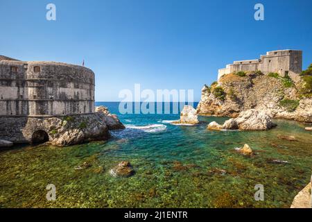 Fort Lovrijenac e Fort Bokar alle mura occidentali della città di Dubrovnik in Croazia, Europa. Foto Stock