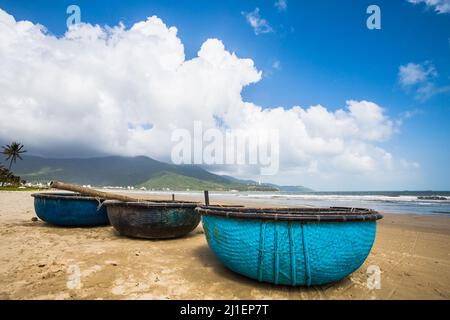 Bella incontaminata Bai Tam Pham Van Dong - la spiaggia di My Khe a Danang, Vietnam. Paesaggio giorno di sole. Son tra - Pagoda del Buddha della Signora sullo sfondo Foto Stock
