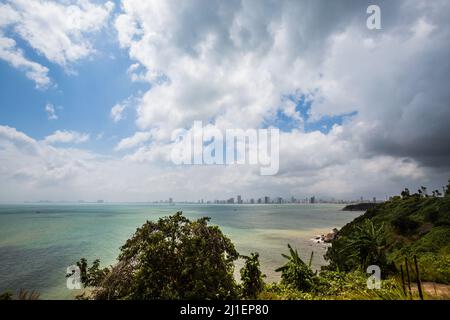 Bella spiaggia incontaminata Bai Nam South a Danang, Vietnam. Paesaggio soleggiato nella penisola di Son tra Foto Stock