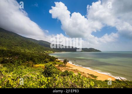 Bella spiaggia incontaminata Bai Nam South a Danang, Vietnam. Paesaggio soleggiato nella penisola di Son tra Foto Stock