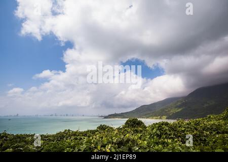 Bella spiaggia incontaminata Bai Nam South a Danang, Vietnam. Paesaggio soleggiato nella penisola di Son tra Foto Stock