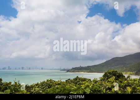 Bella spiaggia incontaminata Bai Nam South a Danang, Vietnam. Paesaggio soleggiato nella penisola di Son tra Foto Stock