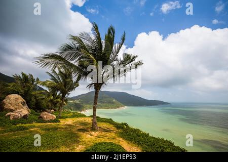 Bella spiaggia incontaminata Bai Nam South a Danang, Vietnam. Paesaggio soleggiato nella penisola di Son tra Foto Stock