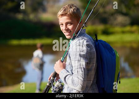 Pesca andata. Scatto di un ragazzo in un viaggio di pesca. Foto Stock