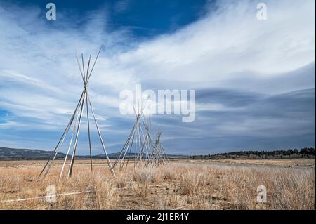 Una fila di tipi (teepee) si inquadra nella riserva indiana di Stoney vicino a Morley, Alberta, Canada Foto Stock