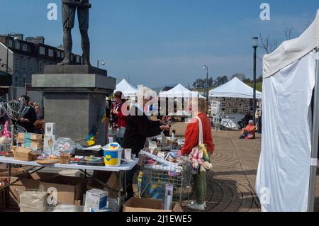 Bantry, West Cork, Irlanda, Venerdì 25 Mar 2022; Maria Campbell, la società di utensili da cucina, insieme a sua figlia in legge Liz, vendere utensili da cucina in una stalla di Bantry Market. Le Signore hanno istituito la stalla per aiutare il fondo irlandese della Croce Rossa istituito per aiutare la riabitazione dei rifugiati ucraini, fuggendo dal loro paese a causa dell'invasione russa in corso. Credit; ed/Alamy Live News Foto Stock