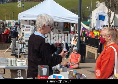 Bantry, West Cork, Irlanda, Venerdì 25 Mar 2022; Maria Campbell, la società di utensili da cucina, insieme a sua figlia in legge Liz, vendere utensili da cucina in una stalla di Bantry Market. Le Signore hanno istituito la stalla per aiutare il fondo irlandese della Croce Rossa istituito per aiutare la riabitazione dei rifugiati ucraini, fuggendo dal loro paese a causa dell'invasione russa in corso. Credit; ed/Alamy Live News Foto Stock