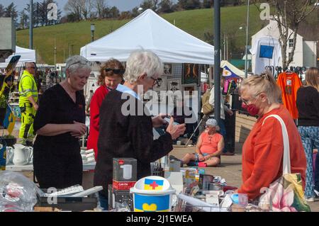 Bantry, West Cork, Irlanda, Venerdì 25 Mar 2022; Maria Campbell, la società di utensili da cucina, insieme a sua figlia in legge Liz, vendere utensili da cucina in una stalla di Bantry Market. Le Signore hanno istituito la stalla per aiutare il fondo irlandese della Croce Rossa istituito per aiutare la riabitazione dei rifugiati ucraini, fuggendo dal loro paese a causa dell'invasione russa in corso. Credit; ed/Alamy Live News Foto Stock