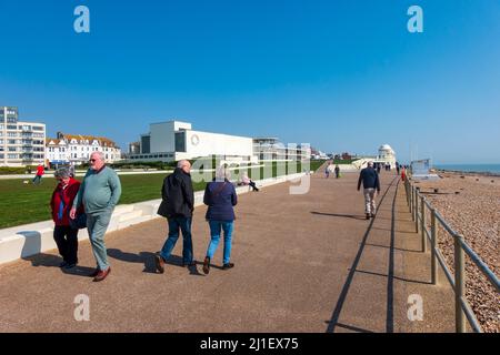 I visitatori, i ciclisti, gli escursionisti e gli escursionisti del cane possono sfruttare al massimo il caldo clima primaverile, Bexhill on Sea, East Sussex, Regno Unito Foto Stock