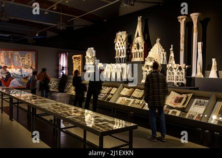 Frammenti originali di muffe e modelli della Sagrada Familia nella mostra Gaudí al museo MNAC nel 2021 (Barcellona, Catalogna, Spagna) Foto Stock