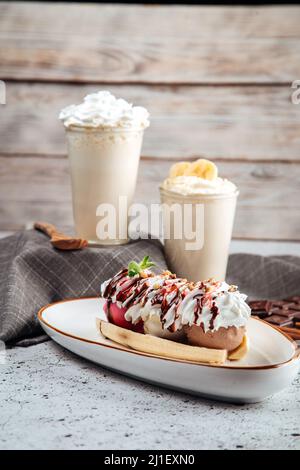 Dessert alla banana con noci e milkshake Foto Stock