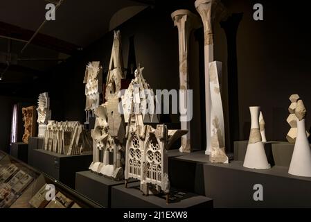 Frammenti originali di muffe e modelli della Sagrada Familia nella mostra Gaudí al museo MNAC nel 2021 (Barcellona, Catalogna, Spagna) Foto Stock