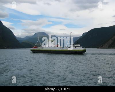 Una vista del traghetto vicino Ulvik, Hordaland, Norvegia sul bellissimo fiordo Foto Stock