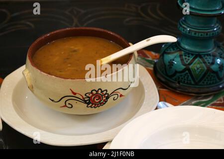 Zuppa di Harira a base di concentrato di pomodoro, lenticchie e ceci. Cucina marocchina. Cucina del Marocco. Foto Stock