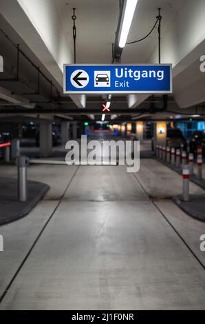 Un'immagine verticale di un cartello di uscita in un parcheggio di un aeroporto nei Paesi Bassi Foto Stock