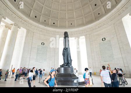 Una foto grandangolare della folla di persone che osservano la statua di Thomas Jefferson dall'interno della cupola del Jefferson Memorial. Foto Stock