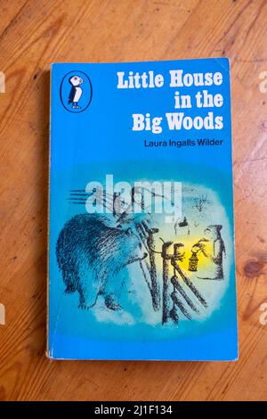 Copertina del libro blu 'Little House in the Big Woods' di Laura Ingalls Wilder, autore di libri per bambini americani Foto Stock