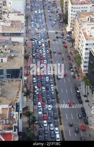 CASABLANCA, MAROCCO - 22 FEBBRAIO 2022: Traffico intenso di ore di punta su Boulevard Mohamed Zerktouni nel centro di Casablanca, Marocco. Casablanca è il lar Foto Stock