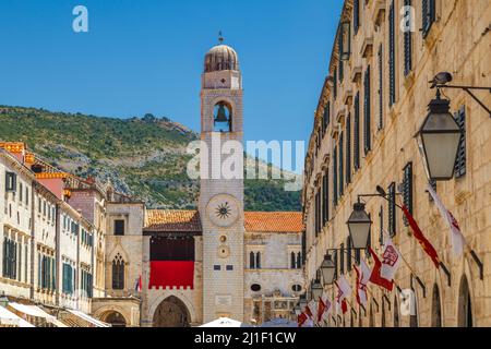 La torre dell'orologio in via Stradun nel centro storico di Dubrovnik in Croazia, in Europa. Foto Stock